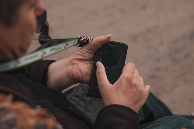 De gehandicapte gebruikt een mobiele telefoon