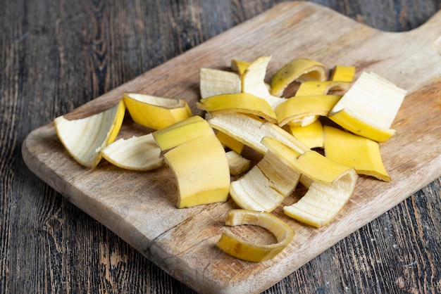 De gele schil die achterbleef na de bananen op het bord