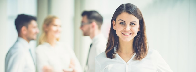 De gelukkige dame staat bij collega's