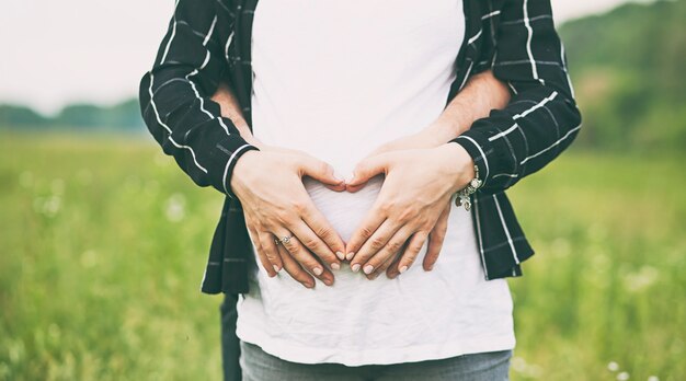 De gelukkige echtgenoot omhelst zijn zwangere vrouw