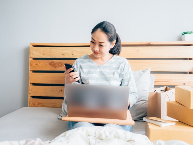 De gelukkige eigenaar die van de vrouwen online opslag orde van klant ontvangt.