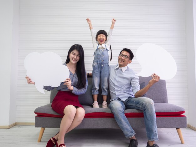 De gelukkige Familie doet activiteiten samen met leeg teken, familieconcept