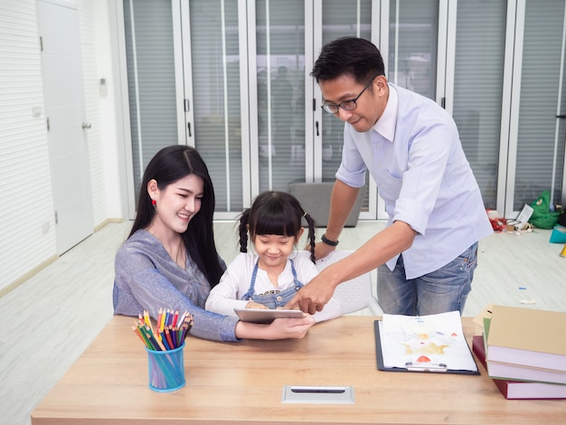 De gelukkige Familie doet samen activiteiten, zijn de Kinderen laptop, familieconcept gebruiken