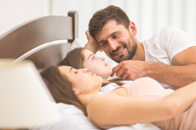 De gelukkige familie lag op het bed