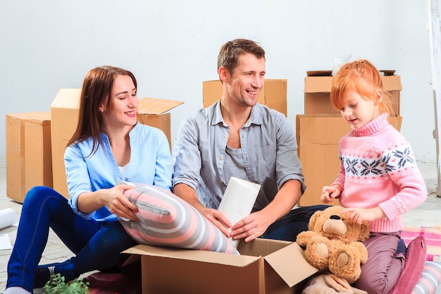 De gelukkige familie tijdens reparatie en verhuizing