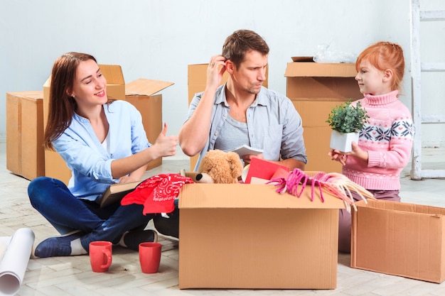 De gelukkige familie tijdens reparatie en verhuizing