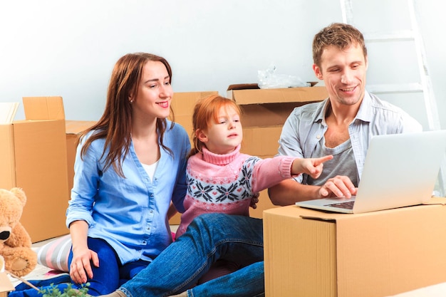 De gelukkige familie tijdens reparatie en verhuizing