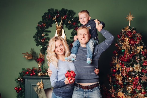 De gelukkige gelukkige familie van de Nieuwjaarfoto portait