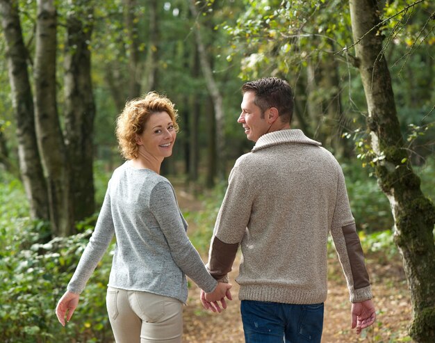 De gelukkige handen van de paarholding en het lopen in het bos