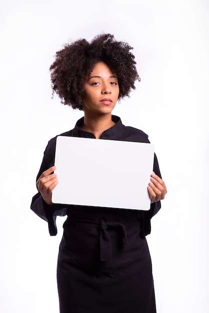 De gelukkige holding van de vrouwenkok over document tekenaanplakbord