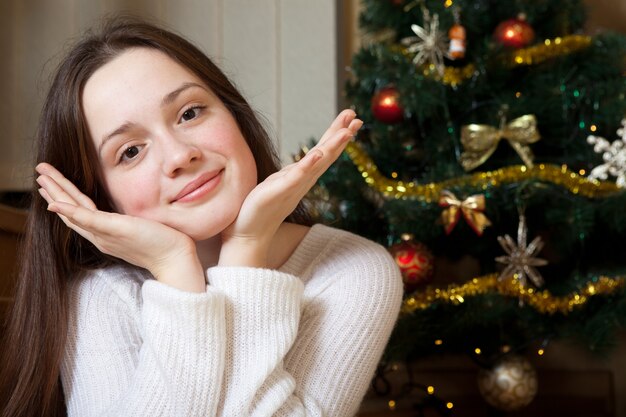 De gelukkige jonge vrouw viert Kerstmis