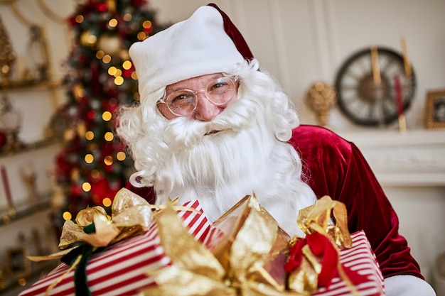 De gelukkige Kerstman bracht veel cadeaus voor kinderen. Nieuwjaar en Merry Christmas holiday concept