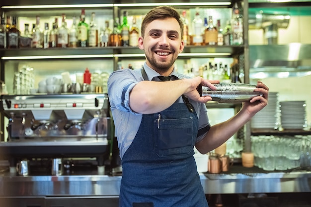 De gelukkige man aan de bar