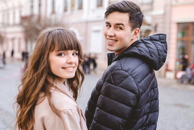 De gelukkige man en een vrouw die op straat lopen