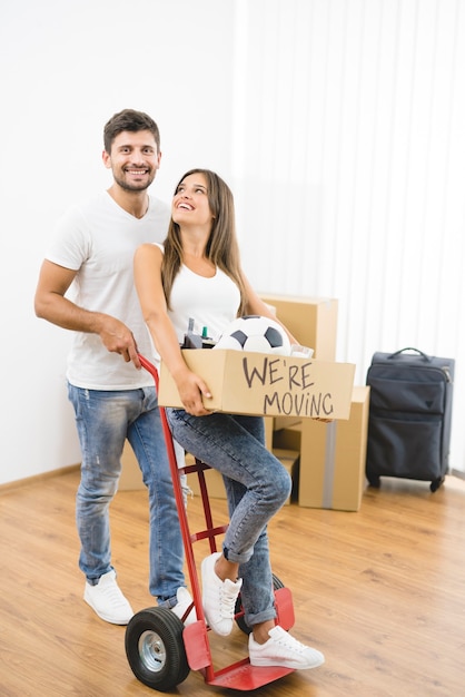 De gelukkige man en vrouw verhuizen naar de nieuwe flat
