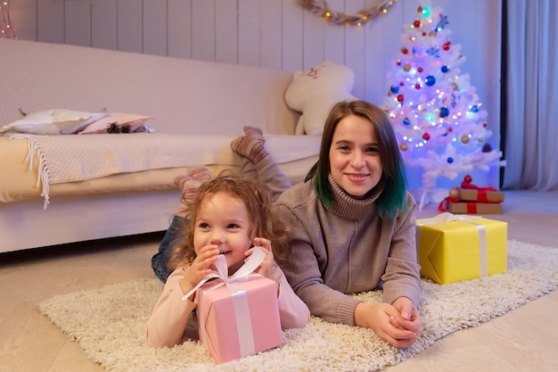 De gelukkige moeder met dochter met Kerstmis