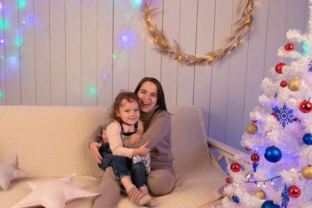 De gelukkige moeder met dochter met Kerstmis