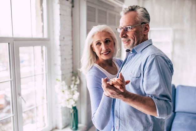 De gelukkige oudere vrouw en een dansende man