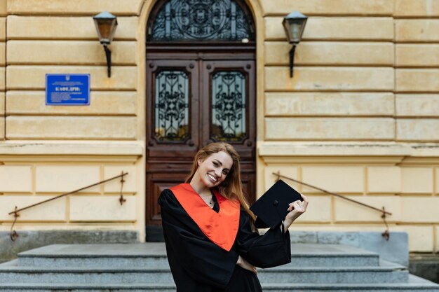 Foto de gelukkige student voltooide de universiteit met succes en behaalde