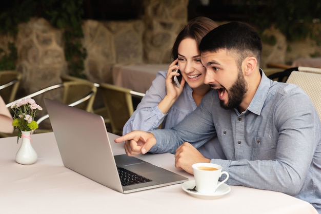 De gelukkige studenten studeren thuis. Online studeren.