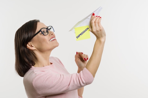 De gelukkige vrouw doet depressie van de hand.