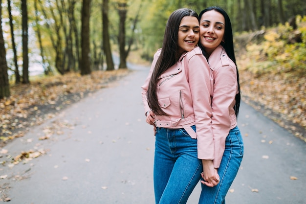 De gelukkige vrouwen koppelen in park