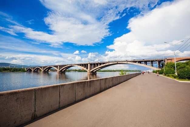 De gemeenschappelijke brug is een auto- en voetgangersbrug over de yenisei-rivier in krasnojarsk, rusland