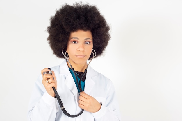 Foto de gemengde vrouwelijke arts van de afrovrouw met een stethoscoop