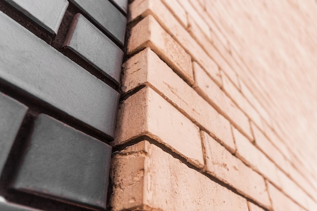 De gemetselde muur van een nieuw huis in aanbouw