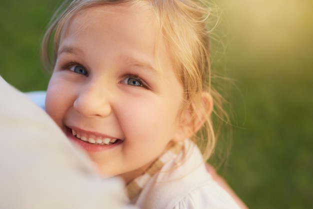 De geneugten van een kind zijn Portret van een schattig klein meisje dat geniet van de dag buiten