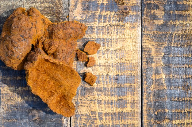 De gepelde paddestoel van wilde berkchaga op een houten oppervlakte