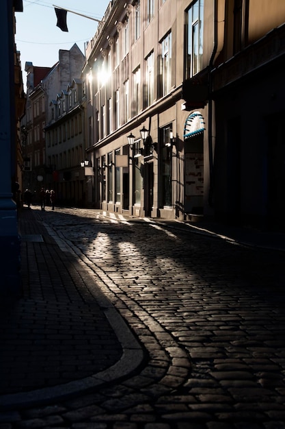 De geplaveide straten van de oude Europese stad in de ochtend. Reflecties op de stoep. Riga.