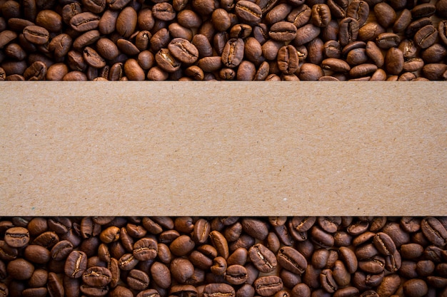 De geroosterde achtergrond van koffiebonen met leeg pakpapieretiket