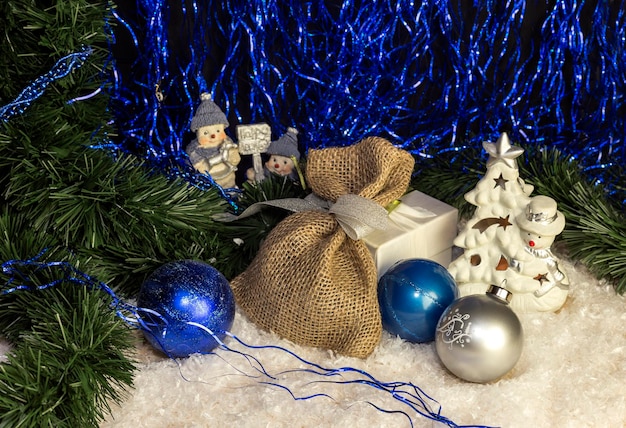 De geschenken kerstballen liggen op de tafel close-up