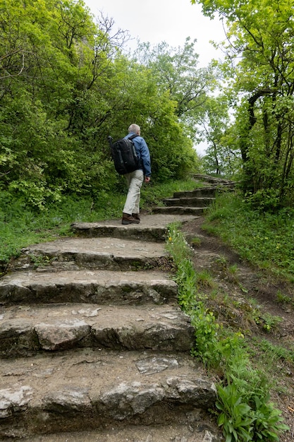 Foto de gevarieerde route over de vogelbergsteig naar de historische ruïnes van het kasteel durnstein