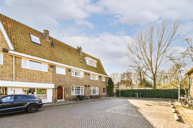 De gevel van een bakstenen gebouw met houten deur