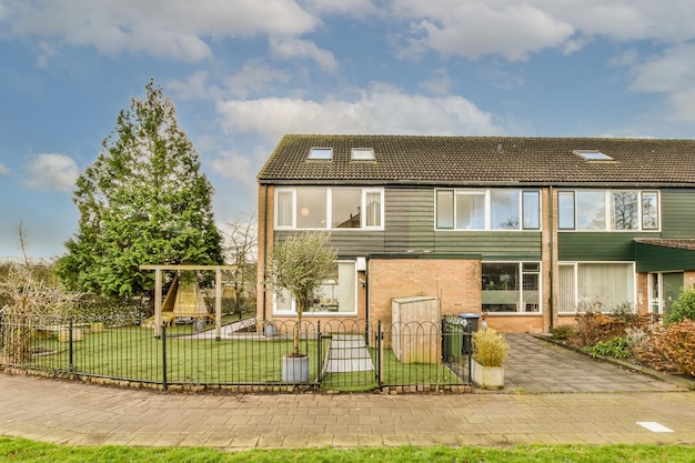 De gevel van een bakstenen gebouw met houten deur