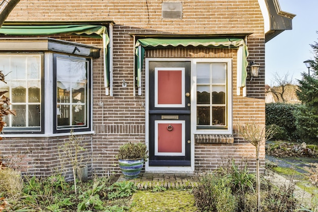 De gevel van een bakstenen gebouw met houten deur