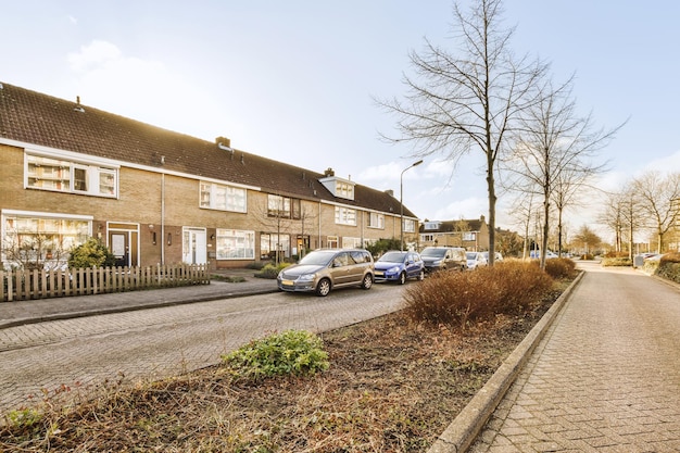 De gevel van een bakstenen gebouw met houten deur