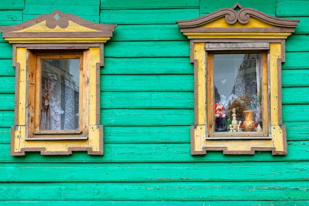 De gevel van een dorpshut in Centraal-Rusland