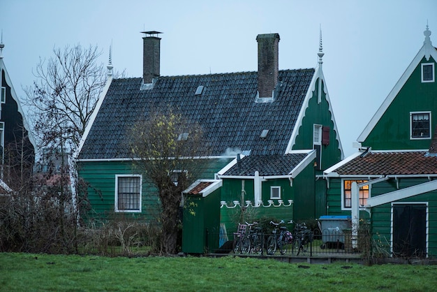 De gevel van een traditioneel Nederlands dorpshuis. Nederland, Nederland.