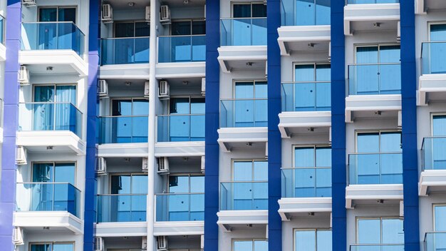 Foto de gevel van een typisch glazen gebouw met kleine balkons