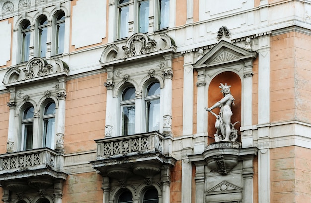 De gevel van het Art Nouveau House. Het huis heeft balkons en een Indiaan beeld.