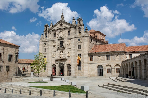 De gevel van het Santa Teresa-klooster in Avila, Spanje