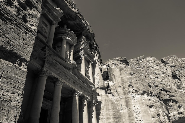 De gevel zwart-wit weergave van AlKhazneh of The Treasury in Petra Jordan