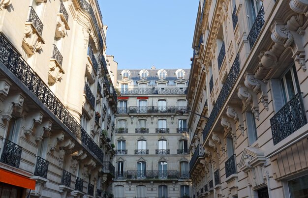 De gevels van traditionele Franse huizen met typische balkons en ramen Paris