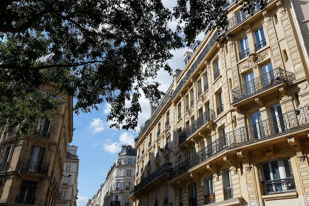 De gevels van traditionele Franse huizen met typische balkons en ramen Paris