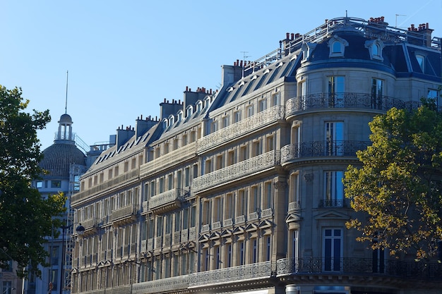 De gevels van traditionele Franse huizen met typische balkons en ramen Paris