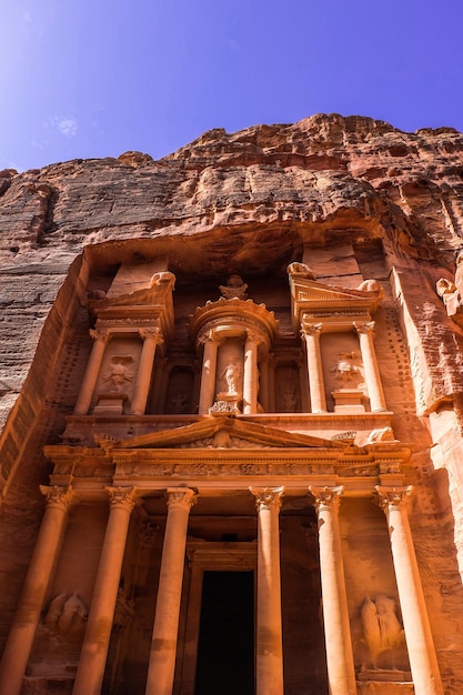 De gevelweergave van AlKhazneh of The Treasury in Petra Jordan