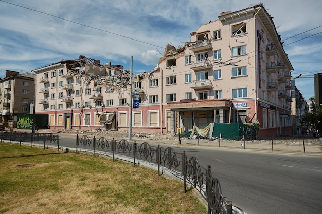 De gevolgen van de explosie van het hotel Oekraïne door een Russische raket